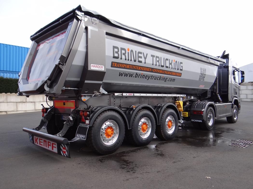 Detailed view of a Kempf tipper vehicle on display during the trade fair in Karlsruhe. | Photo: Kempf