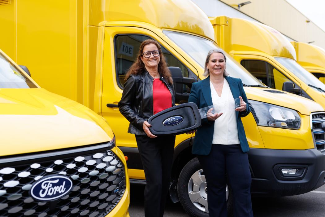 Ein gutes Paket geschnürt: Claudia Vogt (li.), Direktorin Ford Pro für Deutschland, Österreich und Schweiz, und Nikola Hagleitner, Post- und Paketvorständin der DHL Group, bei der offiziellen Fahrzeugübergabe. | Foto: Ford/DPDHL