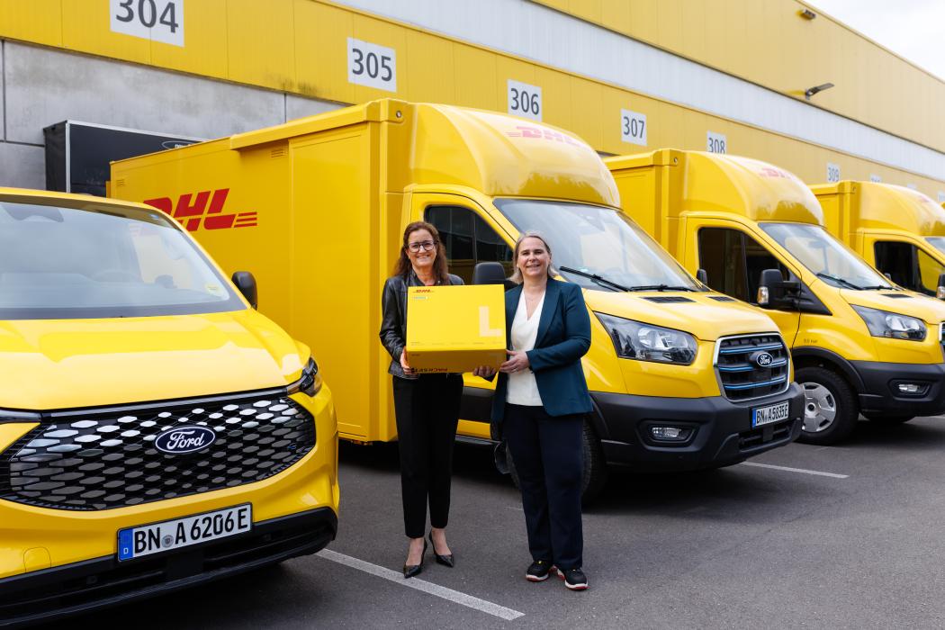 Ein gutes Paket geschnürt: Claudia Vogt (li.), Direktorin Ford Pro für Deutschland, Österreich und Schweiz, und Nikola Hagleitner, Post- und Paketvorständin der DHL Group, bei der offiziellen Fahrzeugübergabe. | Foto: Ford/DPDHL