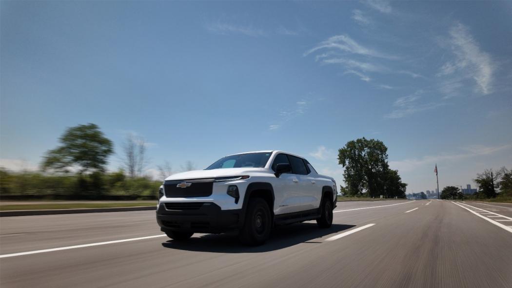 Der "dezent" optimierte Silverado EV schaffte laut Chevrolet 1.059,2 Meilen mit einer Akkuladung. | Foto: Chevrolet