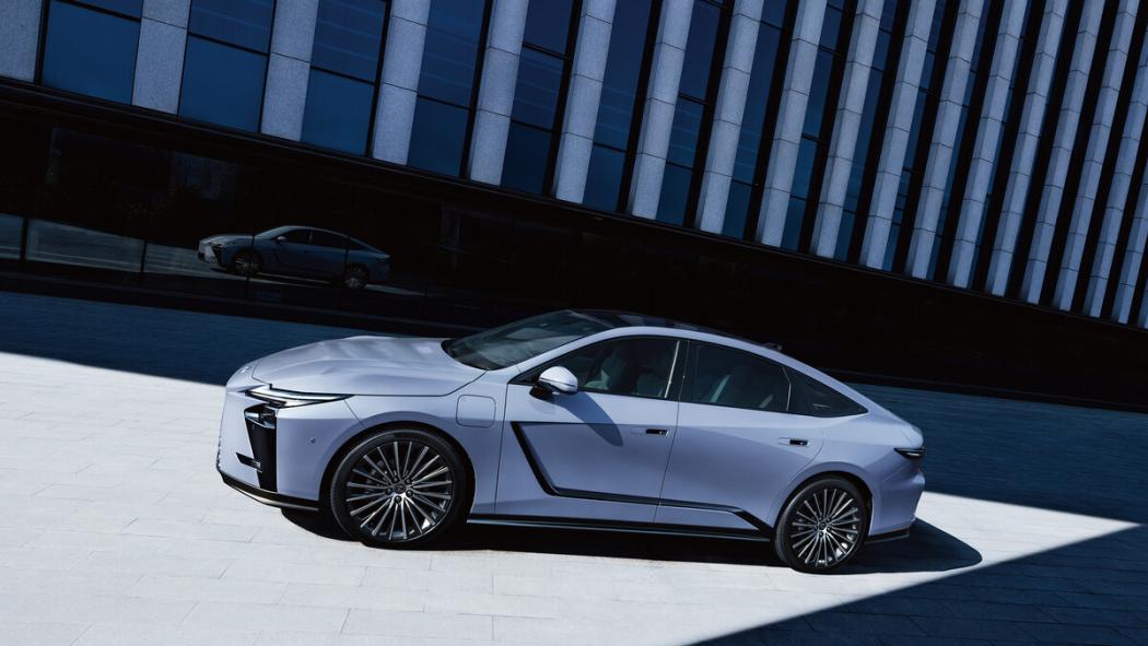 Der neue ES legte in allen Belangen zu und kommt in zwei E-Versionen. Leider wurde er auch viel zu groß für Europa. | Foto: Lexus