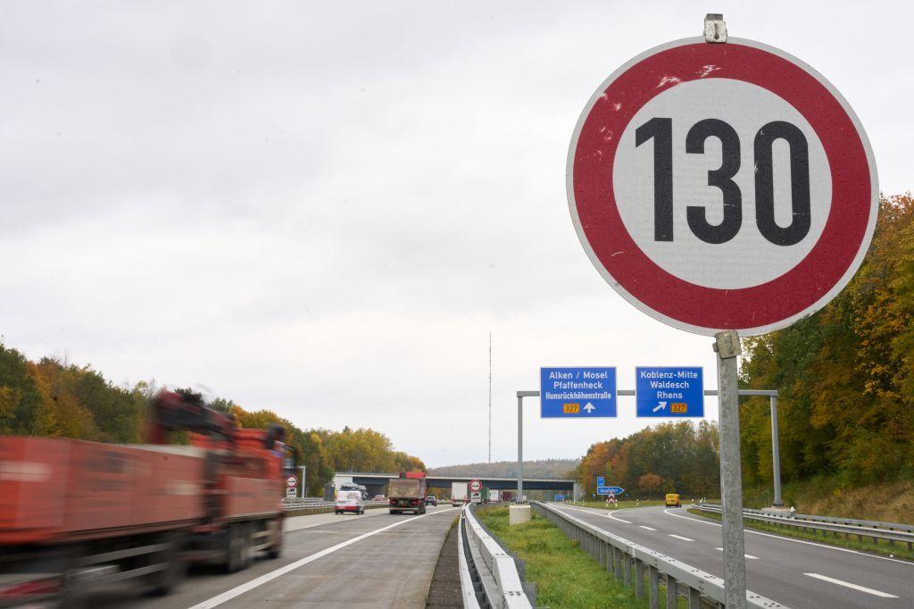 Das bringt's: Im Verkehrsministerium hat man untersuchen lassen, welchen Effekt ein Tempolimit von 130 km/h hätte. | Foto: dpa/Thomas Frey