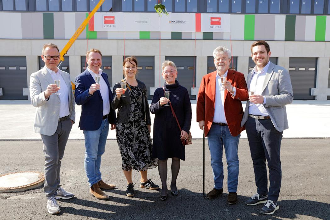 v.l.n.r. Ulrich Wippermann (Geschäftsführer Köster GmbH), Oliver Blüher (Geschäftsführer Aconlog Projektentwicklung), Ann-Kathrin Löhr (Geschäftsführende Gesellschafterin LB GmbH), Gudrun Koppers (stellv. Bürgermeisterin Stadt Bocholt), Bernd Rathenow (Geschäftsführer von BGAR) und Christoph Tischler (Projektmanager Aconlog Projektentwicklung). (Foto: Krischer/Aconlog)