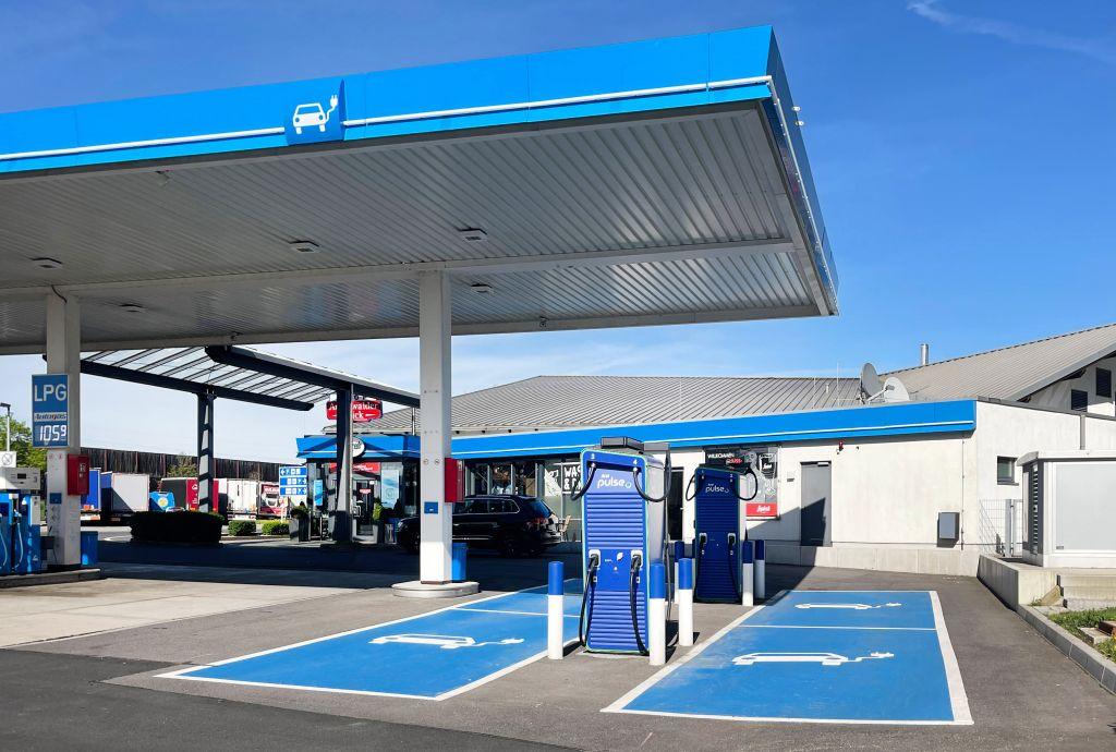 Laden statt Tanken: Auch die Online-Plattform Carwow sieht steigendes Interesse an E-Autos - und warnt vor einer Rückabwicklung des Verbrennerausstiegs. | Foto: Aral Pulse