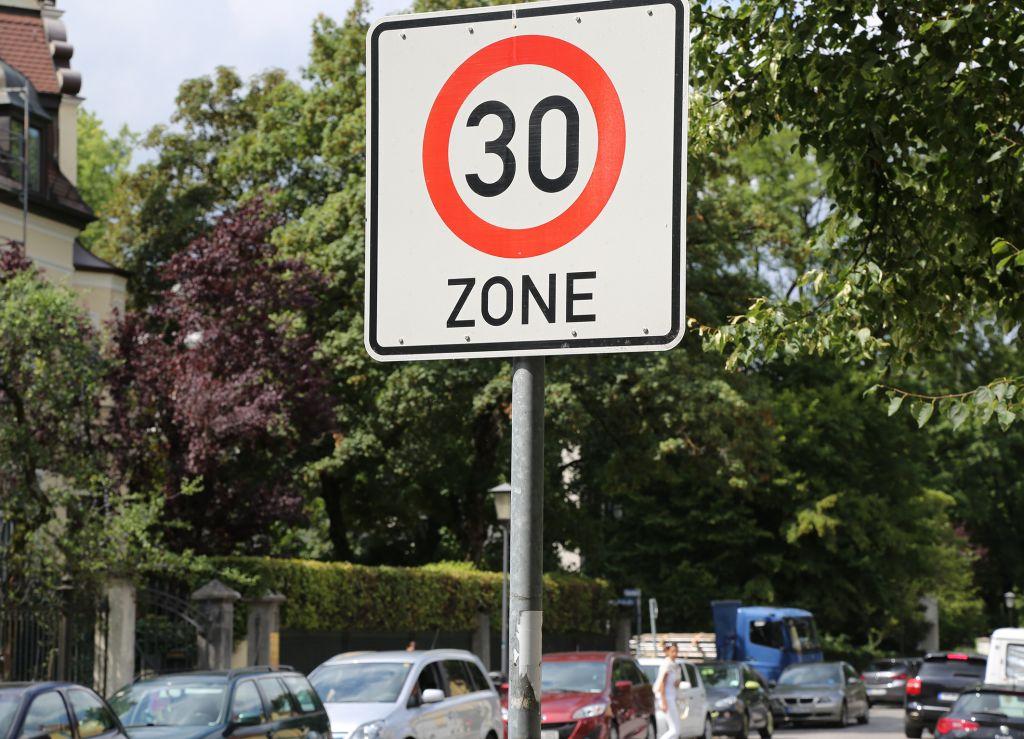 Runter vom Gas: Das befürworten nur 28 Prozent unserer Community generell, gut die Hälfte nur in bestimmten Zonen. | Foto: ADAC