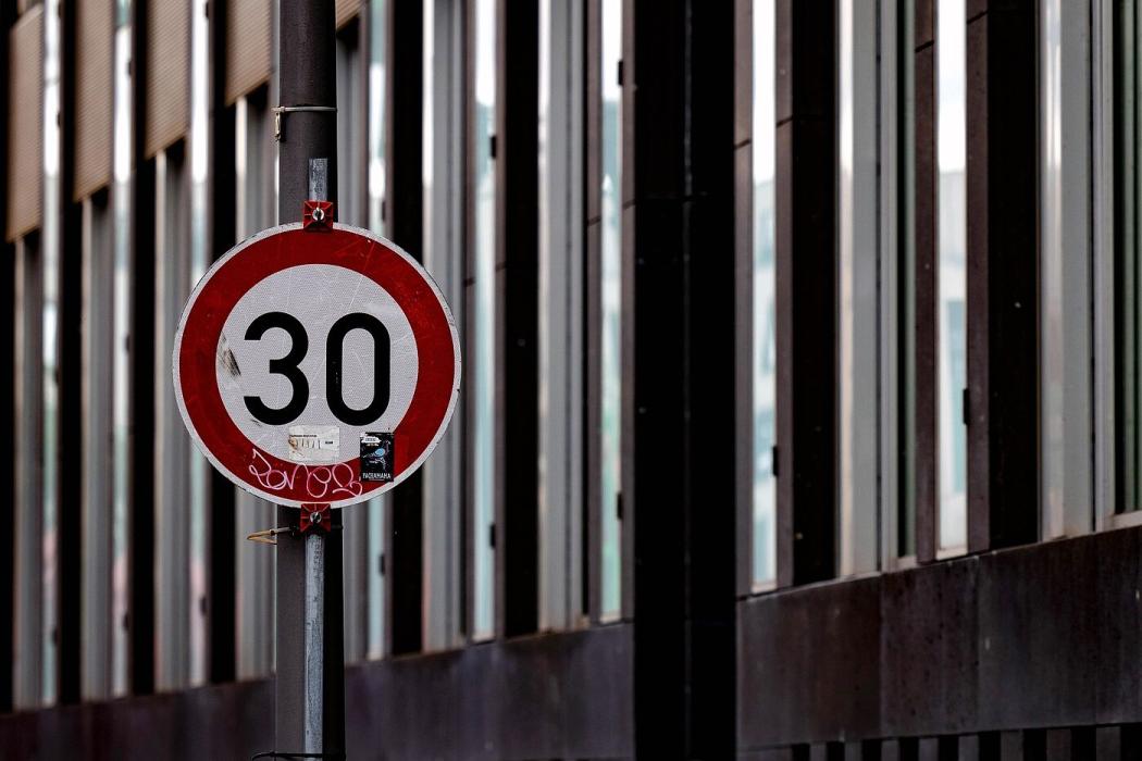 Schlüssel zum Erfolg: Tempo 30 brachte zusammen mit datenbasierter Verkehrsplanung und dem Ausbau der Rad- und Fußinfrastruktur den Erfolg in der finnischen Hauptstadt, keine Verkehrstoten beklagen zu müssen. | Foto: ADFC/Deckbar
