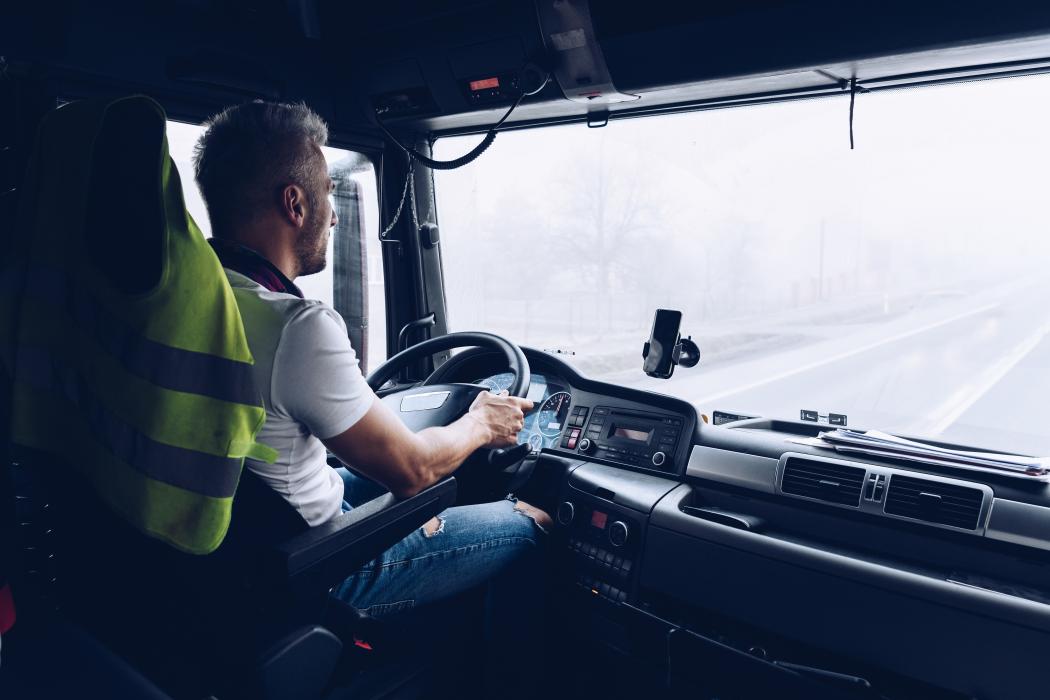 Tariflicher Fortschritt auf der Straße: Vom neuen Abschluss profitieren auch die Fahrer im Speditions- und Güterkraftverkehr. (Foto. Adobestock)