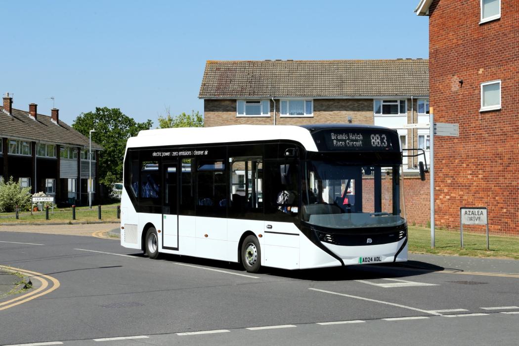 Der vollelektrische Enviro100EV von Alexander Dennis im Testeinsatz bei Go-Coach in Kent – hier auf Linie 883 zum Brands Hatch Race Circuit. | Foto: Darren Walker