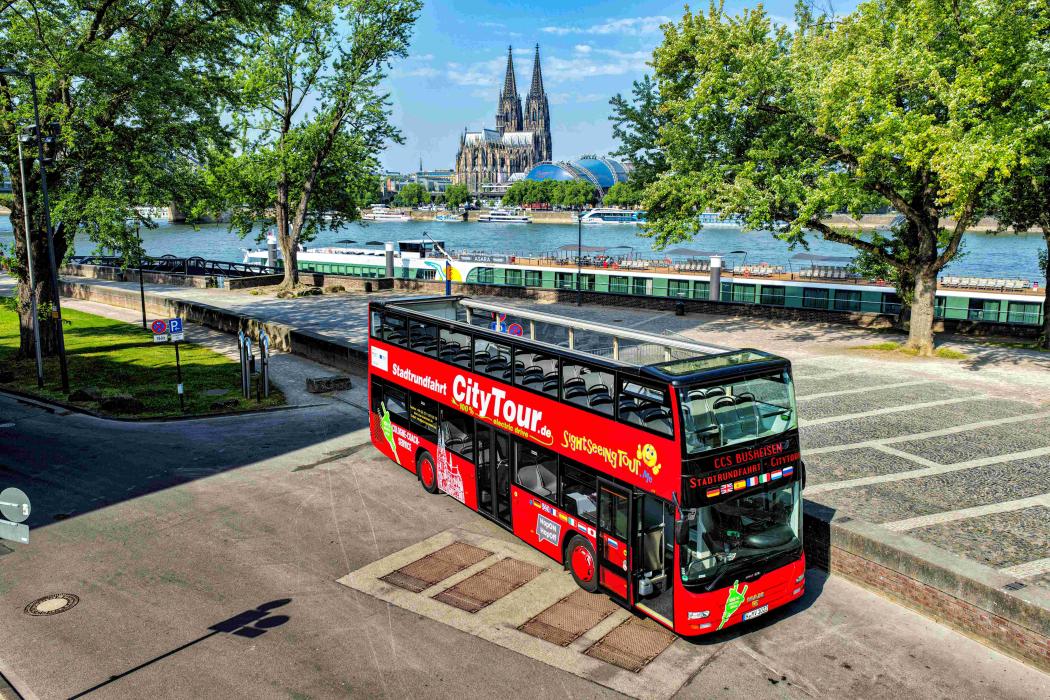 18 Doppeldecker-Sightseeing-Busse hat das Unternehmen Willms Touristik von Diesel auf Elektro umrüsten lassen. Seit Frühjahr 2025 sind die modernisierten Busse in Köln und fünf weiteren deutschen Städten im Einsatz. Die Fahrzeuge werden von einem leistungsstarken 145 kW Elektromotor angetrieben, der mit einem vollautomatischen Allison-Getriebe vom Typ T280R gekoppelt ist. (Foto: Allison Transmission)