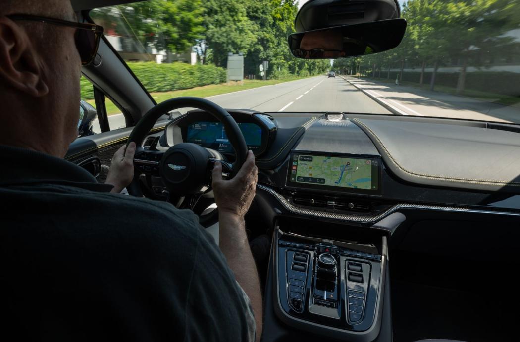 Live ausprobiert: Apple CarPlay Ultra bewährt sich im Alltag. | Foto: Aston Martin