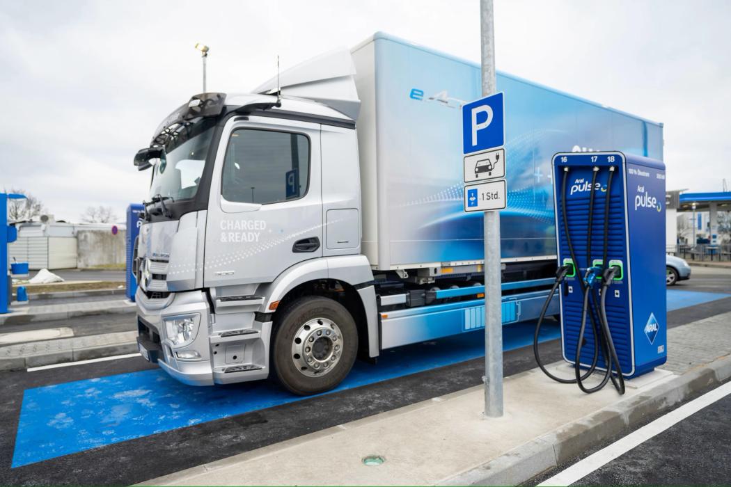 Der Verband der europäischen Automobilhersteller fordert neue Regeln für emissionsfreie Lkw. Ohne Anpassung sei ein fairer Wettbewerb im Straßengüterverkehr nicht möglich. (Foto: Aral)