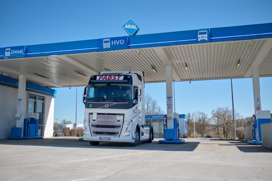 Aral HVO ist nun als neuer Lkw-Kraftstoff auch an den ersten beiden Aral-Autohöfen in Deutschland erhältlich. (Foto: Aral AG )