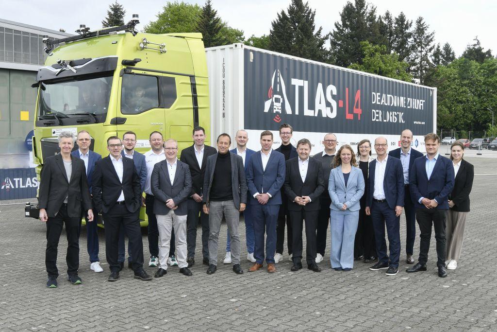 Gruppenbild mit Laster: Die Verantwortlichen im ATLAS-L4-Projekt zogen in Penzing eine überaus positive Bilanz und sehen die Basis gelegt für autonome Hub-to-Hub-Verkehre mit Lkw. | Foto: MAN