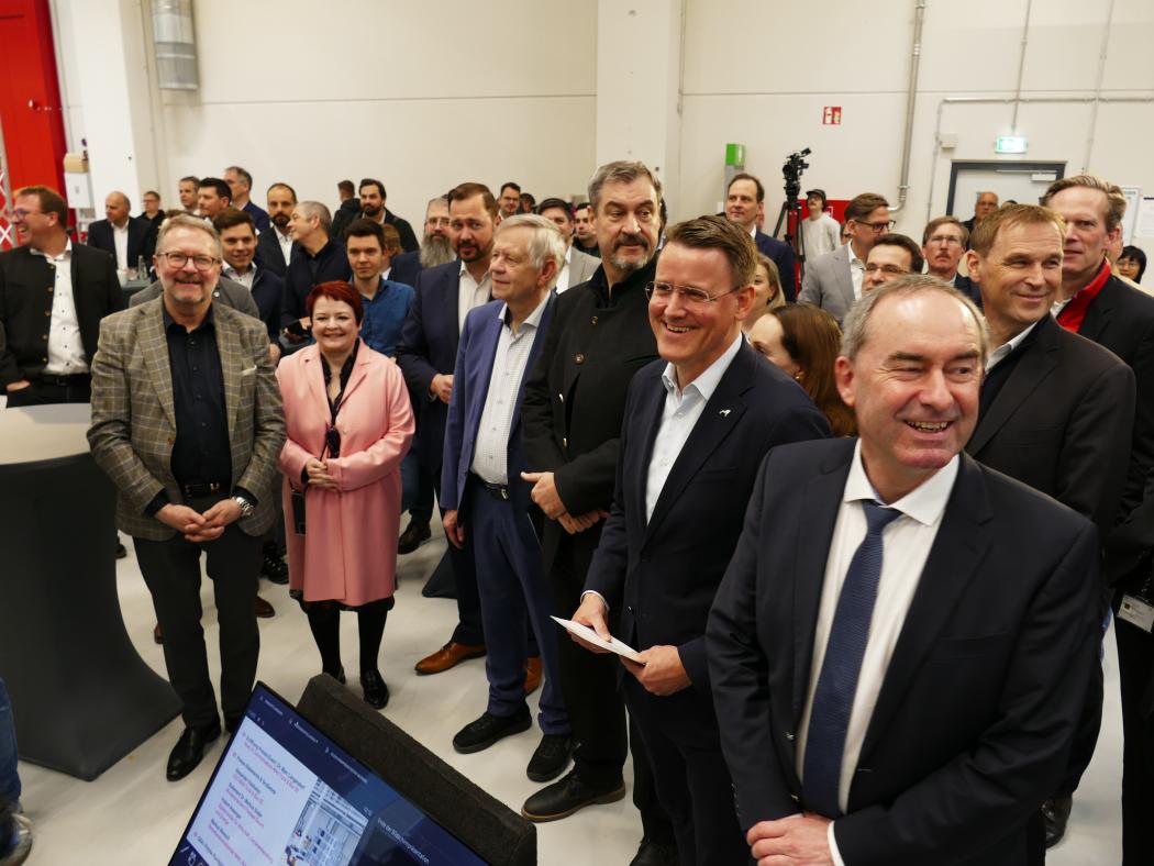 Beste Stimmung herrschte beim SOP (Start of Production) der Nürnberger MAN-Batteriefertigung. Rechts neben MAN CEO Alexander Vlaskamp der bayerische Ministerpäsident Markus Söder, links von ihm Bayerns Wirtschaftsminister Hubert Aiwanger.