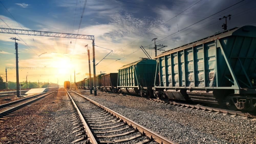 Frühmorgens auf dem Rangierbahnhof: Güterzüge bleiben zentrale Akteure der europäischen Logistiknetze. (Foto: Hitachi)