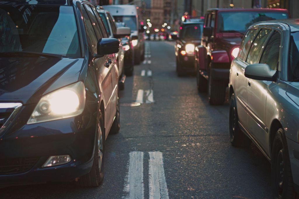 Verschwendet Platz, Zeit und Energie: In Städten wie Frankfurt verbringt man 65 Stunden jährlich mit der Suche nach einem Parkplatz. | Foto: Avantpark