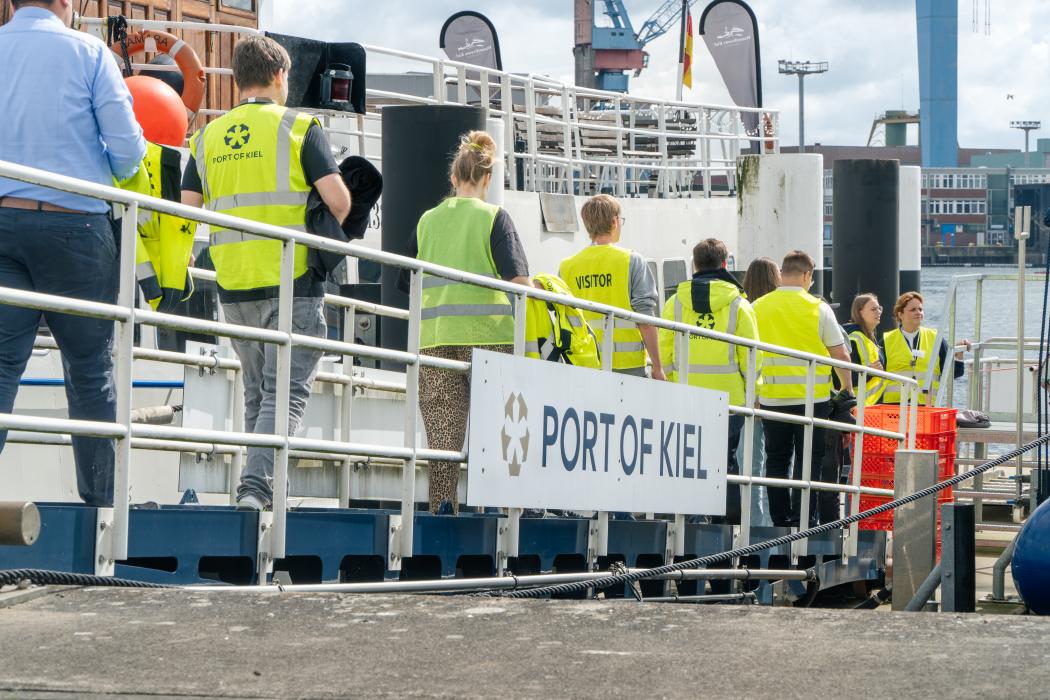 Einblicke in den Arbeitsalltag: Die neuen Auszubildenden erkunden mit dem Team die Anlagen des Kieler Hafens per Boot. | Foto: Port of Kiel