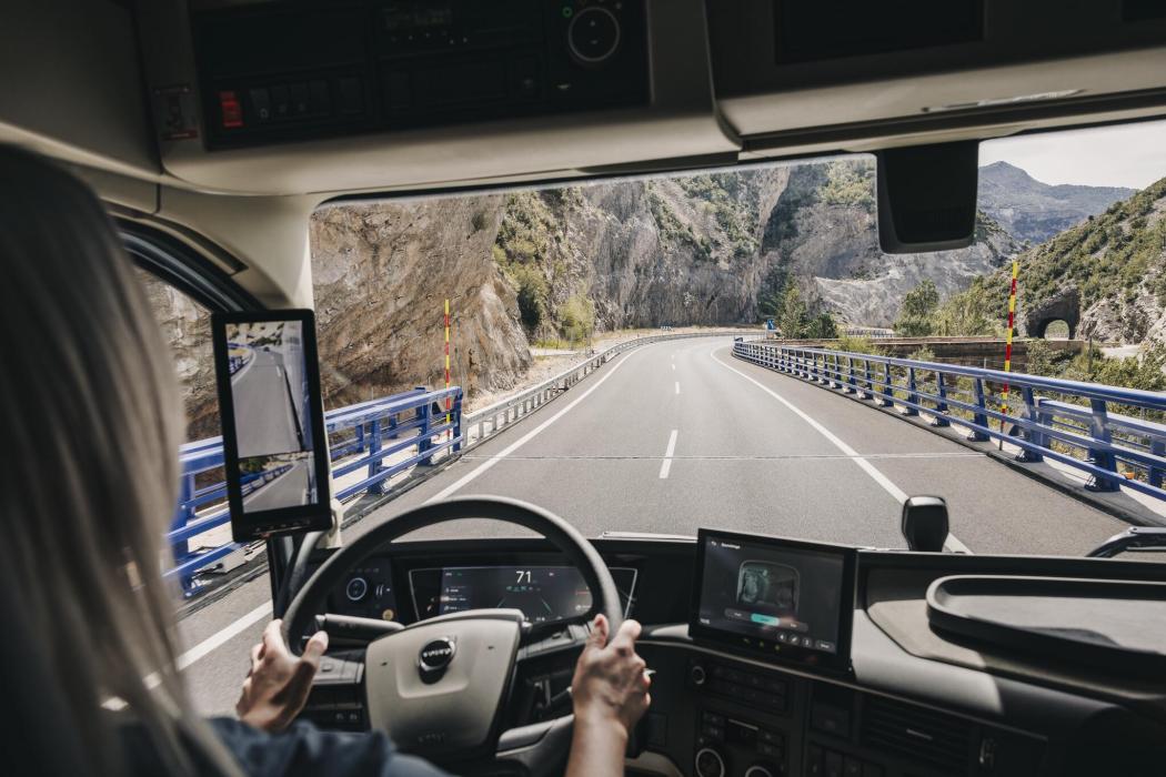 Volvo erweitert sein Dynamic Steering-System um eine Sicherheitsfunktion, die bei einem Reifenplatzer automatisch stabilisierend eingreift. | Foto: Volvo Trucks