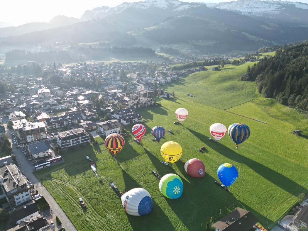 Faszinierendes Erlebnis: Täglich bringen die Piloten die Passagiere in luftige Höhen. (Foto: TVB Kitzbüheler Alpen-Brixental)