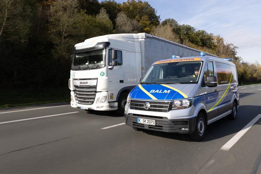 Polizei und Bundesamt für Logistik und Mobilität überprüfen regelmäßig Lkw und Fahrpersonal. 2023 wurde bei rund 40 Prozent der Kontrollen ein Verstoß festgestellt. (Foto: BALM)