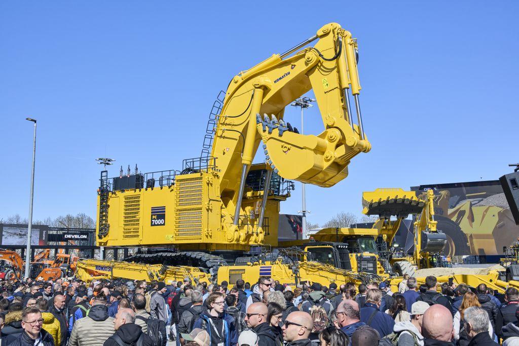 Ein Bagger wie ein Bürogebäude: Komatsus PC 7000 kommt mit 2.500 kW Leistung und 38 Kubikmeter Löffelvolumen. Er wiegt fast 700 Tonnen! | Foto: Messe München