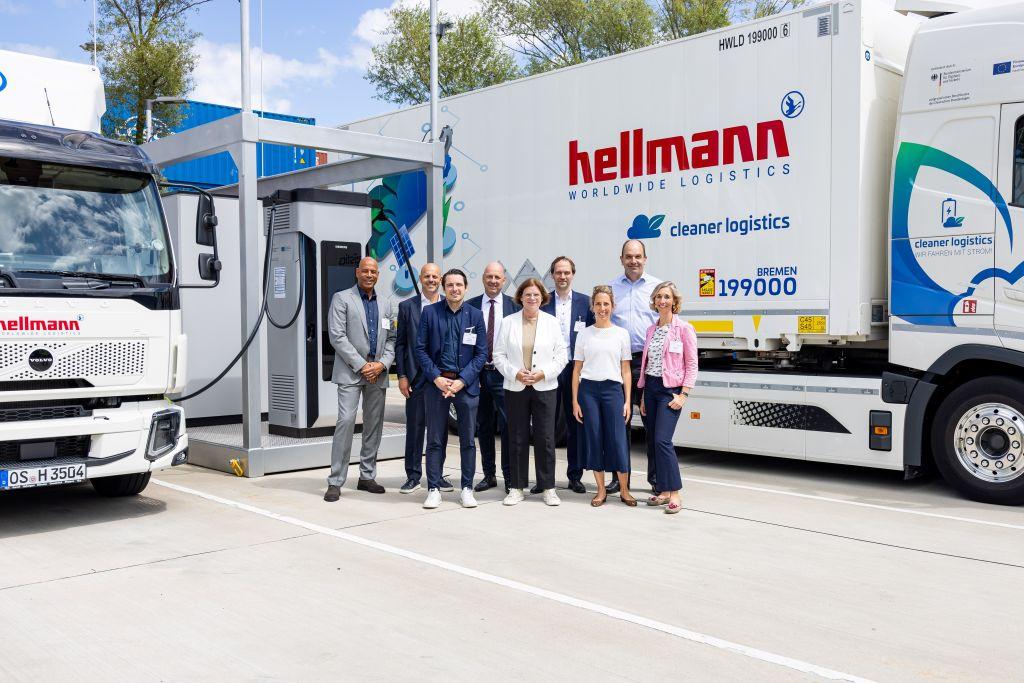 Strom-Geber und -Nehmer: Delegation aus Politik und Wirtschaft bei Hellmann Worldwide Logistics. | Foto: Hellmann
