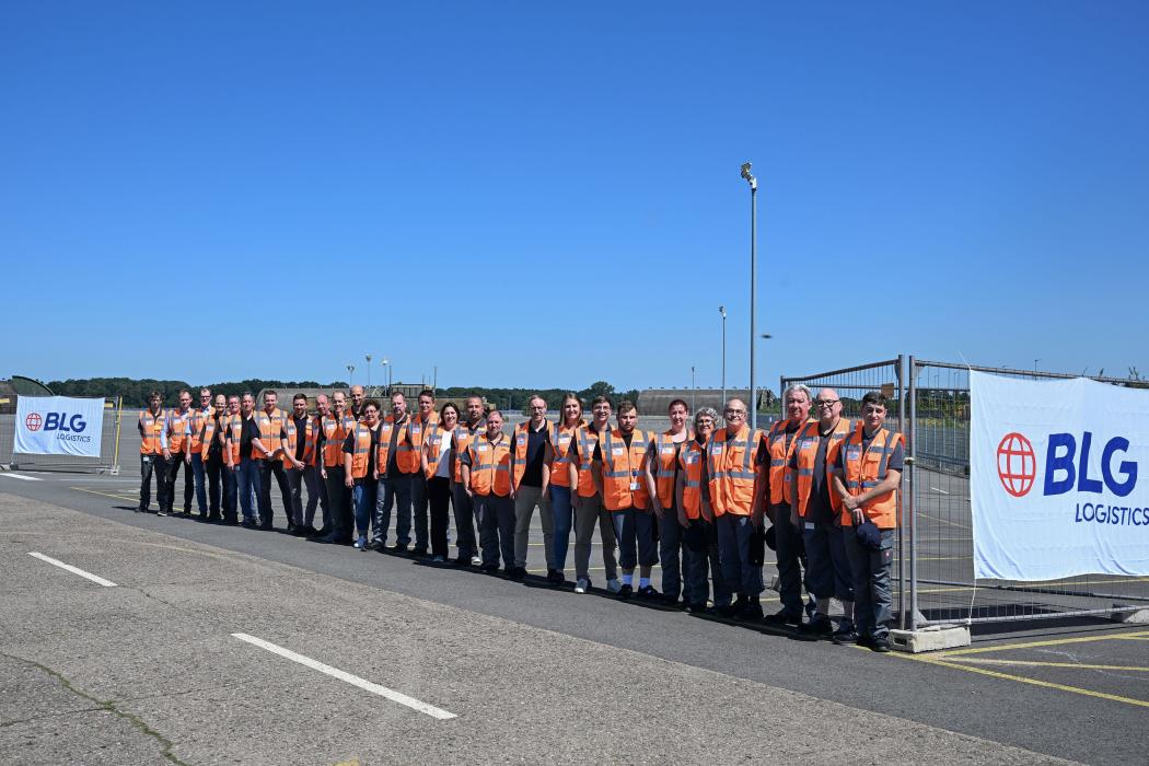 Zum Betriebsstart in Ahlhorn: Das neue Standortteam gemeinsam mit dem Projektteam von BLG Logistics. Foto: BLG Logistics