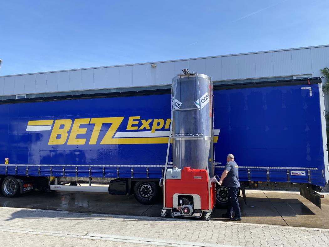 Die neue mobile Waschanlage lässt sich flexibel und unabhängig an unterschiedlichen Standorten einsetzen – auch ohne Strom- und Wasseranschluss. | Foto: Daniel Vaas, Gebietsvertretung Deutschland Südwest