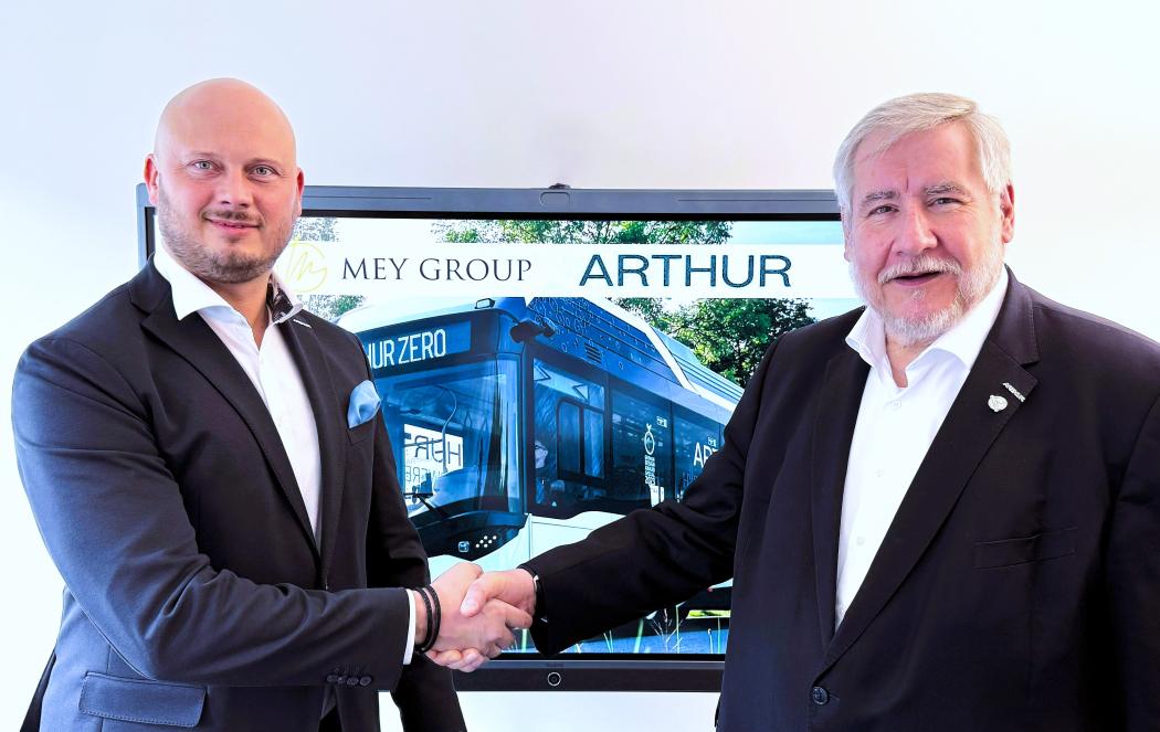 Der neue Geschäftsführer Martin Lischka der Arthur Holding GmbH mit Gerhard Mey, Geschäftsführender Gesellschafter der Mey Group und Arthur Unternehmensgruppe. (Foto: Arthur Holding GmbH