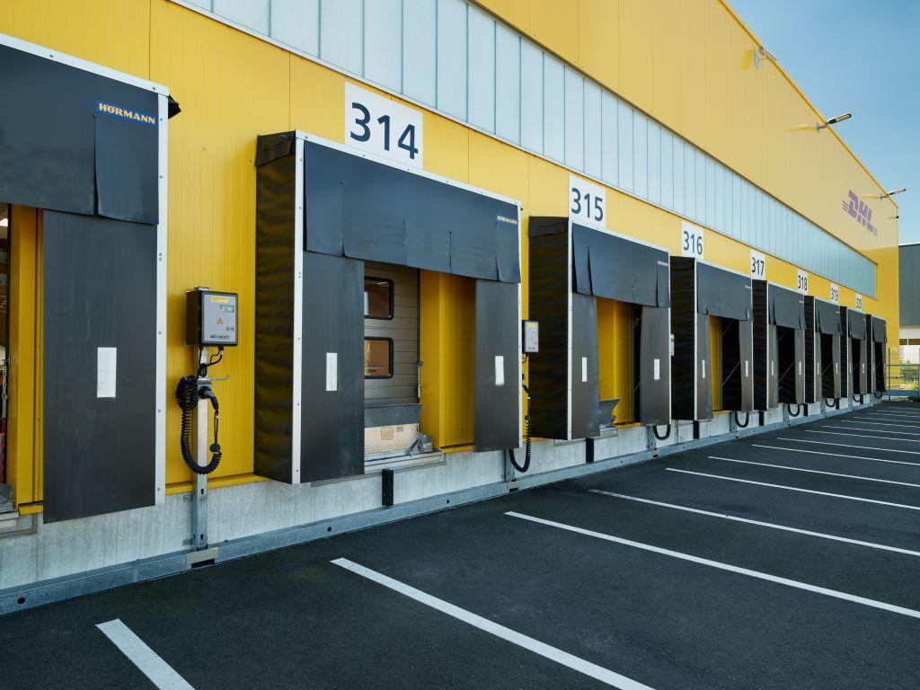 Laden im Logistikzentrum: Regionaler Lkw-Verkehr könnte eine große Rolle für die Elektrifizierung spielen. | Foto: Elexon/DHL