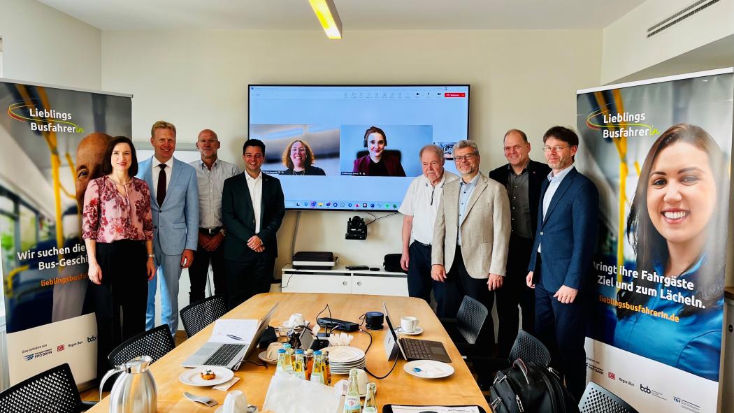 V.l.n.r.: Anja Ludwig, KRAVAG, Henning Rehbaum, MdB, Sven Bußmann, Bundesagentur für Arbeit, Michael Fraunhofer, DEVK, Sara Wanner, Daimler Buses, Jill Wildenhayn, STOAG, Karl-Peter Naumann, Pro Bahn, Jörg Bruchertseifer, Pro Bahn, Andreas Schackert, ver.di, Matthias Kurzeck, VCD. | Foto: VDV