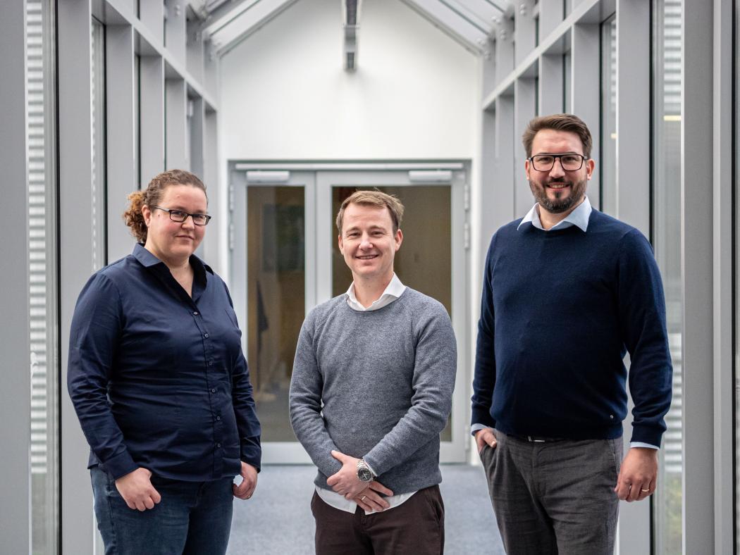 Zentrale Anlaufstelle für die Koordination und Bearbeitung von Servicefällen. Im Bild (v. l.): Jessica Manthe, Christoph Rehra und Roman Focke – das Leitungsteam des neuen CEC. | Foto: LIS GmbH