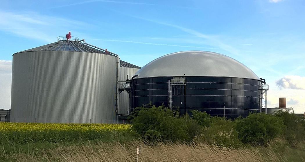 Brauchen klare Vorgaben: Biogasanlage mit angeschlossenem Speicher- und Verteilungssystem in ländlicher Umgebung bei klarem Sommerhimmel. | Foto: Pixabay