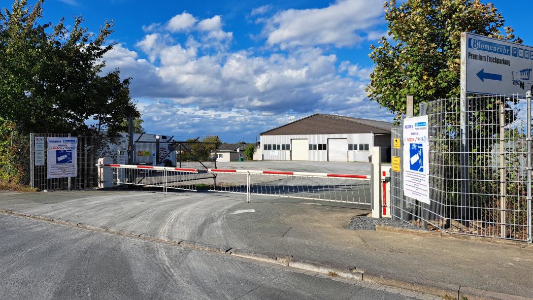Sicher, digital und fahrerfreundlich: Blomenröhr Truckparking stellt für Trucker-Fahrer an der A44 Autobahnabfahrt Geseke zwischen Dortmund und Paderborn gesicherte Parklösungen bereit. Foto: Blomenröhr
