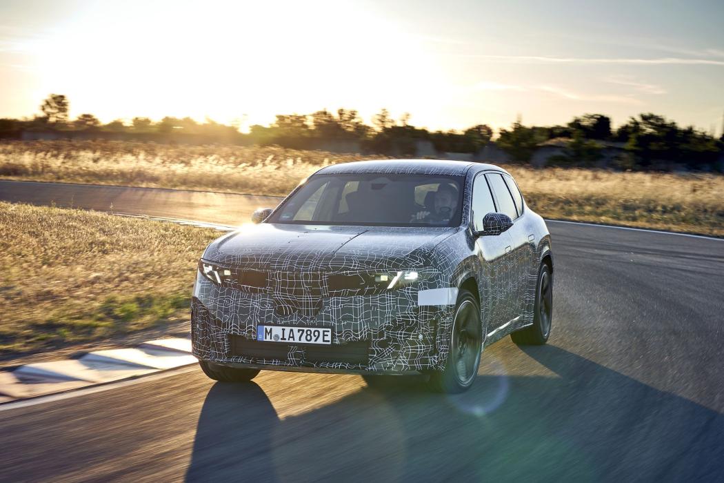 Die Silhouette des BMW iX3 50 xDrive Prototypen lässt erkennen, dass das Serienfahrzeug relativ nah an der Studie ist. | Foto: BMW