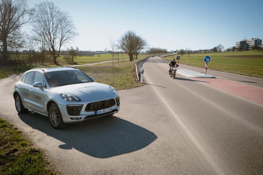 Fahrzeugsensoren erfassen ihre Umgebung in Echtzeit – hochintegrierte Chipsysteme bilden dafür die technische Grundlage. | Foto: Bosch