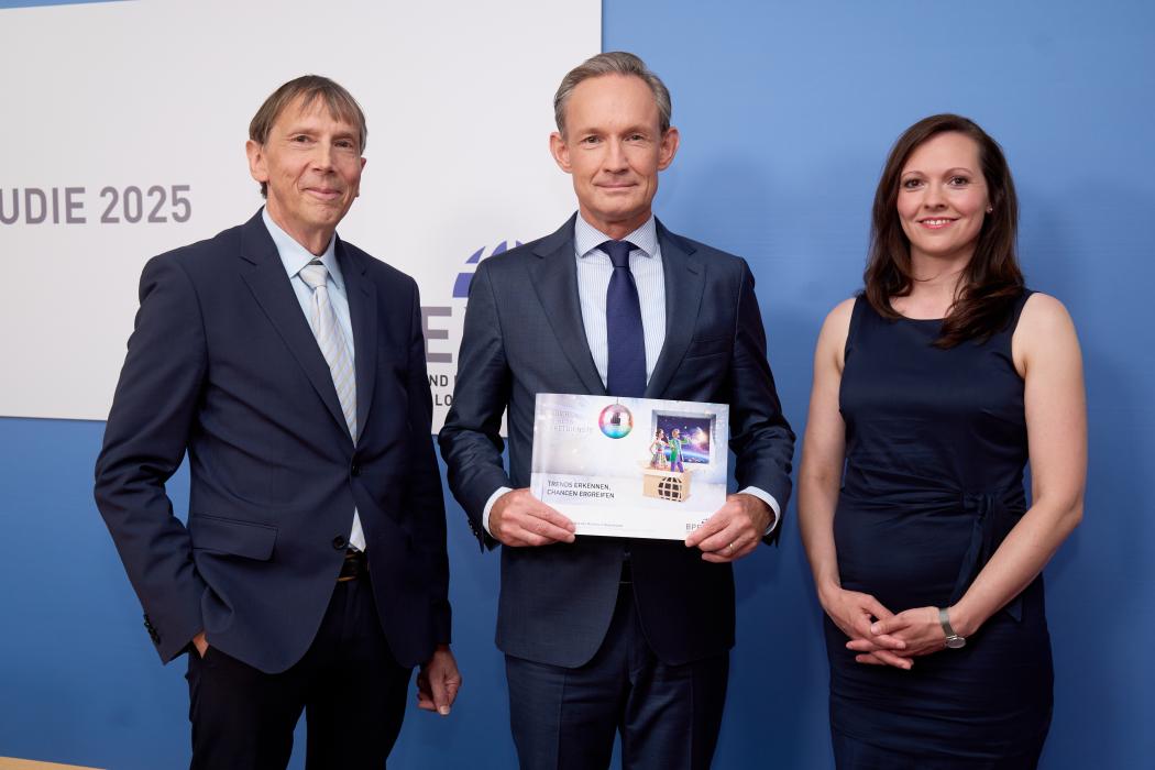 (v.l.): Klaus Esser (Autor der KEP-Studie 2025, KE-CONSULT Kurte&amp;amp;Esser GbR), Marten Bosselmann (Vorsitzender, Bundesverband Paket- und Expresslogistik), Heike Hoffert (Leiterin Kommunikation, Bundesverband Paket- und Expresslogistik). | Foto: BPEX/Frank Nürnberger