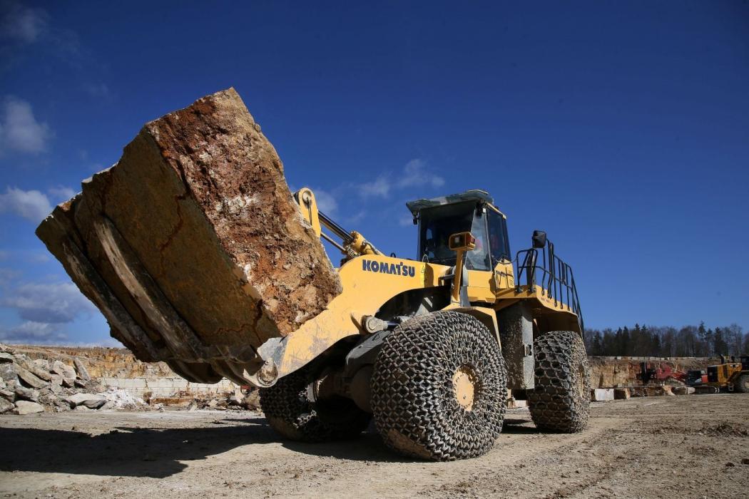 Die Radlader der Franken-Schotter GmbH &amp;amp; Co. KG sind mit VSNL-Reifen von Bridgestone in der Dimension 23.5 R25 sowie Ketten ausgestattet und übernehmen den Abtransport von massiven Kalksteinblöcken. (Foto: Bridgestone/Andreas Beil)