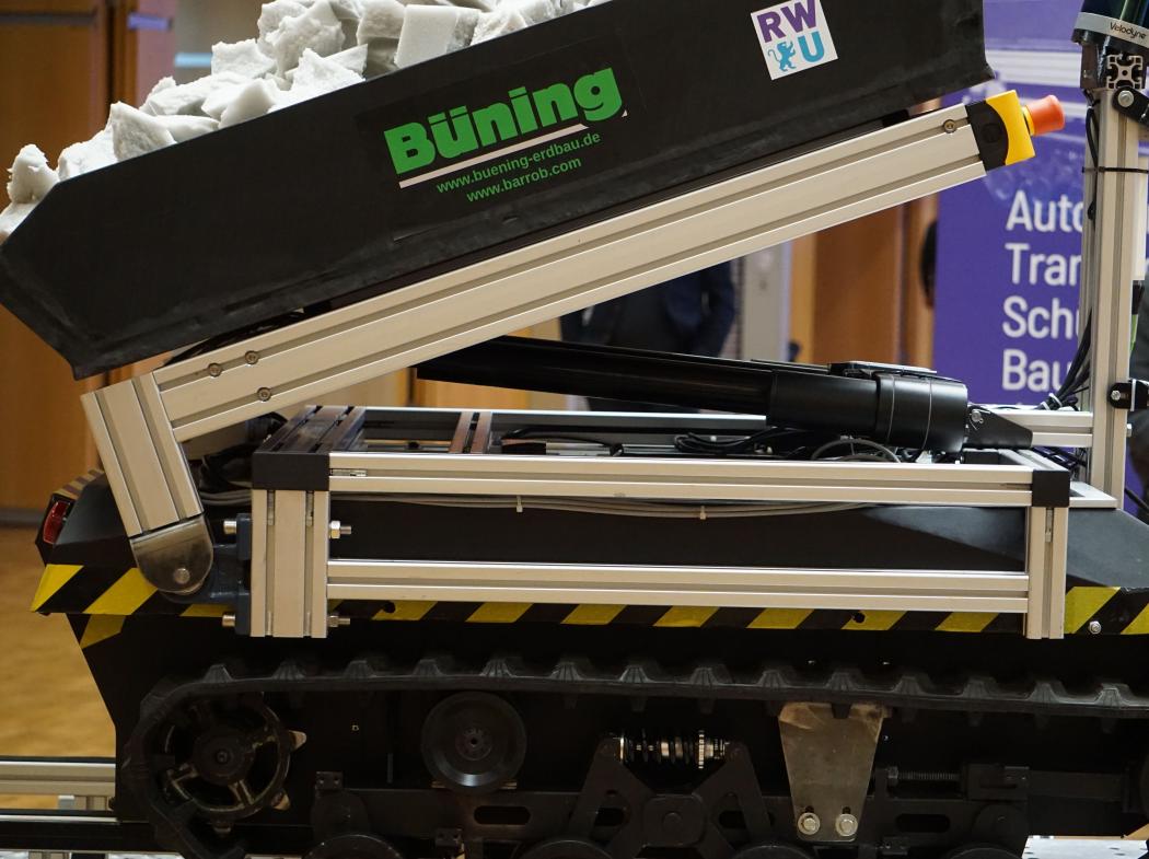 Wendig, manövrierfähig und rückenschonend soll der autonome Schüttgut-Transporter sein. (Foto: A. B. Brüggmann/HUSS-VERLAG)