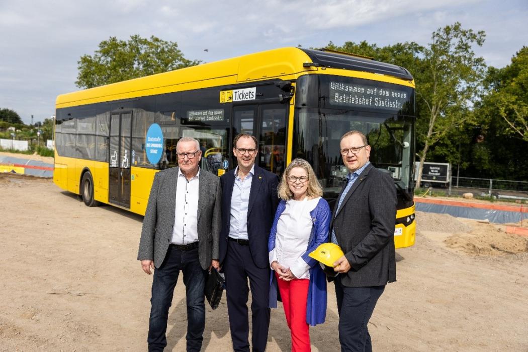 Ingo Hiller (Projektleiter Zech Bau), Henrik Falk (Vorstandsvorsitzender der BVG), Ute Bonde (Senatorin für Mobilität, Verkehr, Klimaschutz und Umwelt) und Alexander Bonk (Projektleiter BVG) bei der heutigen Grundsteinlegung des neuen Bus-Betriebshofs in der Säntisstraße. | Foto: BVG