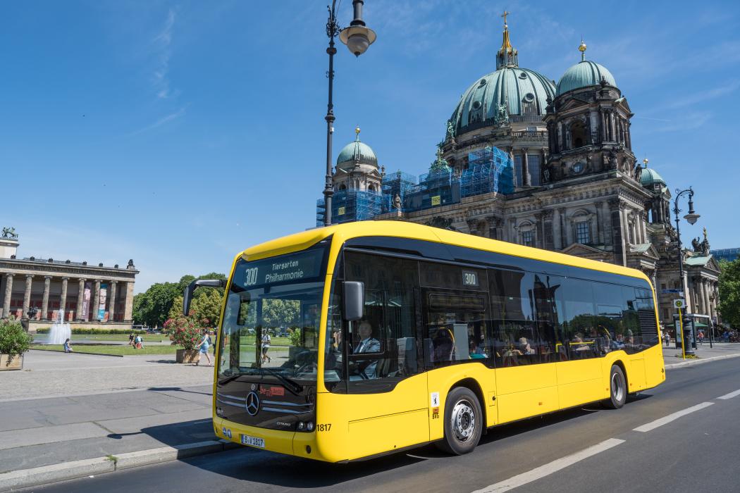 Ein E-Bus der BVG auf Linie 300 vor dem Berliner Dom: Die Verkehrsbetriebe setzen verstärkt auf moderne Fahrzeuge und verbesserte Abläufe, um die Zuverlässigkeit im Busbetrieb weiter zu erhöhen. | Foto BVG, Andreas Süß
