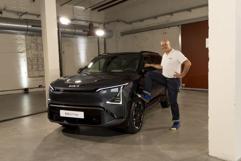 Aufrechter Charakter: Der EV5 baut eine viertel Nummer größer als der Sportage. | Foto: Thorsten Weigl/Kia