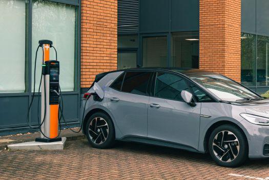Alternative längst vorhanden: Firmen könnten längst elektrisch fahren, für ökonomisch und ökologisch plausibel hält das Berater Alexander Schuh. Jüngst bewies ein VW ID.3 auch im ADAC-Dauertest seine Tauglichkeit, hohe Reichweite auch nach 160.000 km - und geringe Wartungskosten. | Foto: ChargePoint