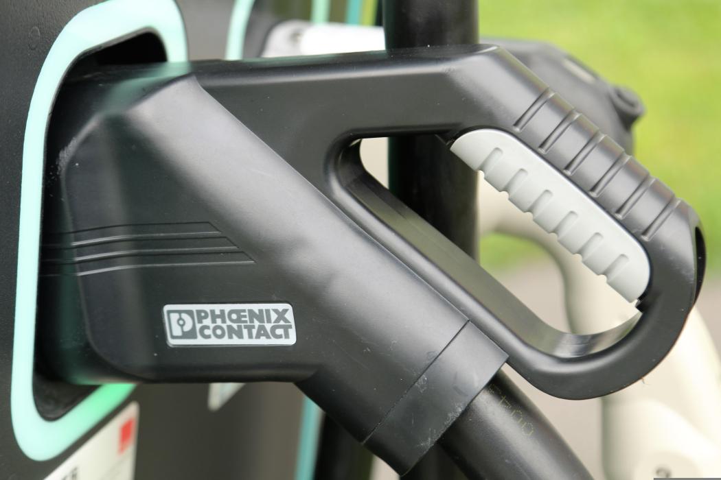 Symbolbild für den Umbruch in der Fahrzeugtechnik: Der Stecker an der Ladesäule steht für den Wandel hin zur Elektromobilität – und für die Herausforderungen, die damit verbunden sind. (Pixabay)