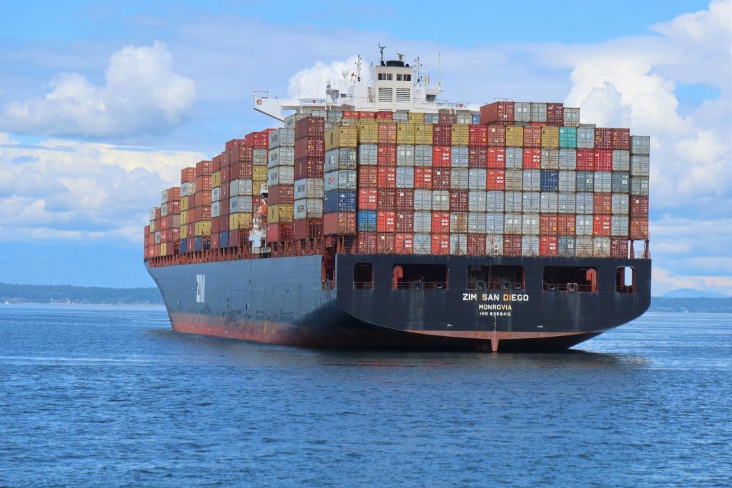 Containerschiff auf See: Derzeit stauen sich in mehreren Nordseehäfen die Schiffe. Foto: Christ Linnett/unsplash; Setlog 