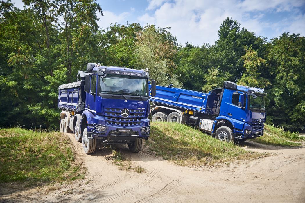 Das neue Servotwin-System von Mercedes-Benz Trucks soll eine präzisere Lenkung ermöglichen und bei höheren Geschwindigkeiten so zu einem sichereren Fahren beitragen. Foto: Daimler Truck