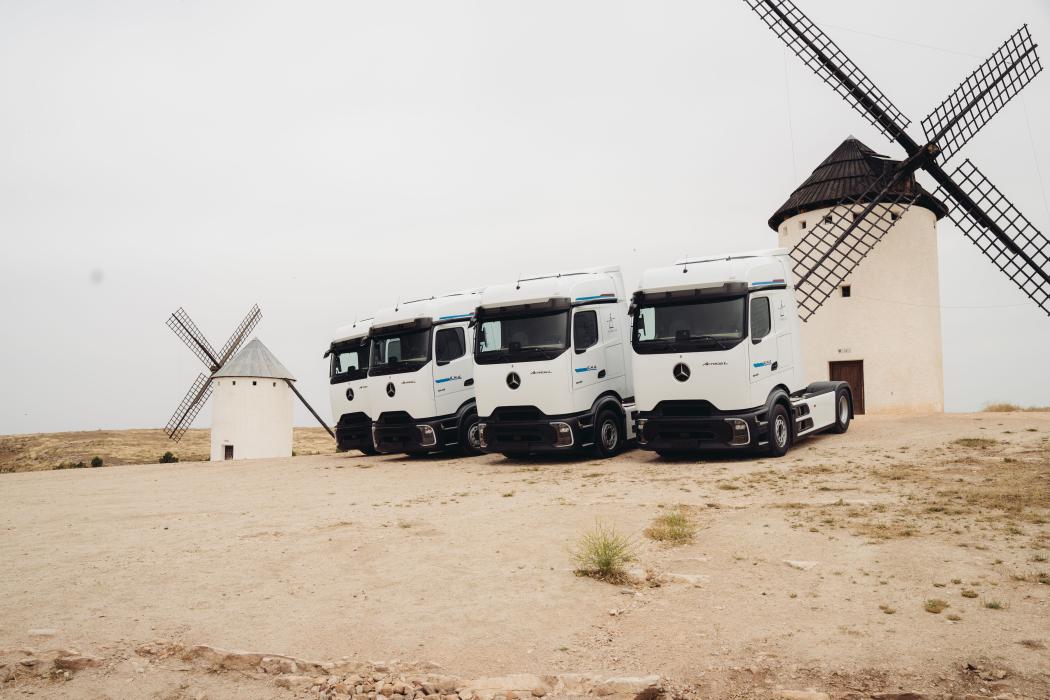 A.M.A. setzt auf den neuen Mercedes-Benz Actros L ProCabin - die Übergabe der insgesamt 43 Sattelzugmaschinen fand vor den Windmühlen von Campo de Criptana statt, die durch Don Quijote literarisch berühmt wurden. (Foto: Daimler Truck AG) 