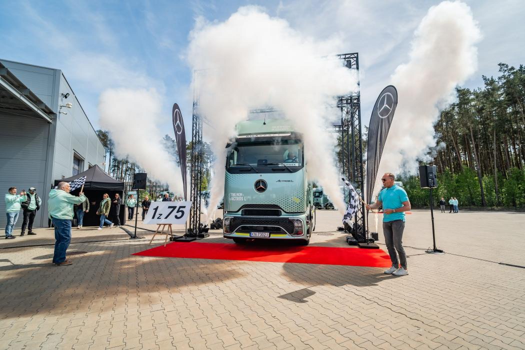 Das neue TruckTraining-Center wurde feierlich eröffnet – zugleich rollt die Show Truck-Kampagne an. (Foto: Daimler Truck AG)