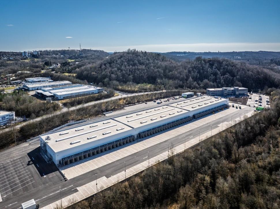 Eröffnung in Neunkirchen: Mit 76.000 Quadratmeter Gesamtfläche ist der neue Standort im Saarland der größte Landverkehrshub von DB Schenker in Deutschland. Foto: DB Schenker/Michael Neuhaus