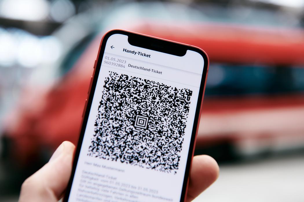 Das digitale Deutschlandticket gilt bundesweit im Nahverkehr – doch seine langfristige Finanzierung ist weiterhin ungeklärt. | Foto: Deutsche Bahn AG / Dominic Dupont